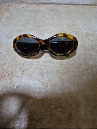 Occhiali da sole tartarugati con dettagli oro