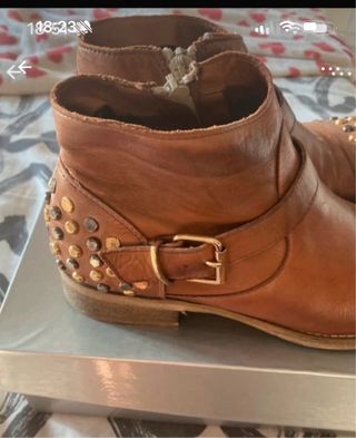 Stivaletti Divine Follie pelle borchiati marrone o