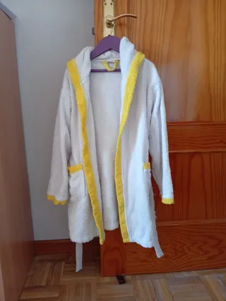 Albornoz infantil. Rizo. Talla 6-8.