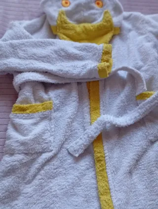 Albornoz infantil. Rizo. Talla 6-8.