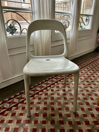Silla IKEA blanca de plástico Tengo 8 unidades