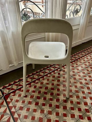 Silla IKEA blanca de plástico Tengo 8 unidades