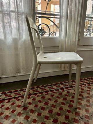Silla IKEA blanca de plástico Tengo 8 unidades