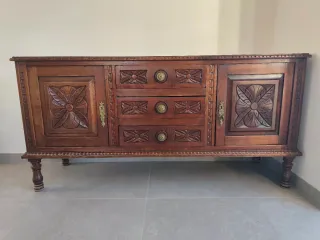 Alacena castaño rústica con puertas y cajones