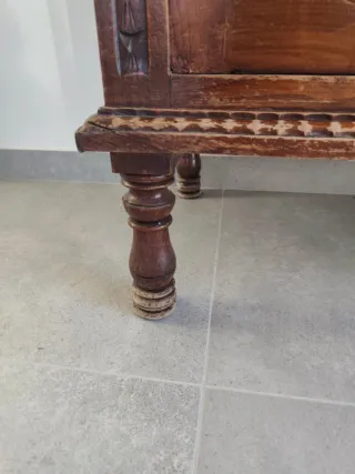 Alacena castaño rústica con puertas y cajones