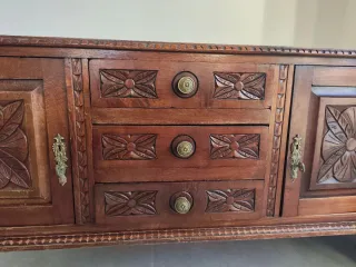 Alacena castaño rústica con puertas y cajones