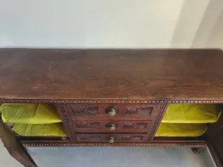 Alacena castaño rústica con puertas y cajones