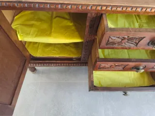 Alacena castaño rústica con puertas y cajones