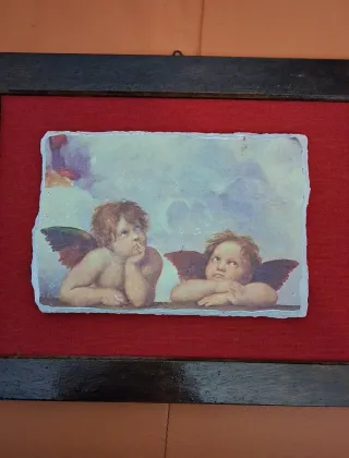Quadro con angeli su sfondo rosso