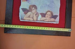 Quadro con angeli su sfondo rosso