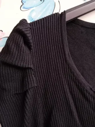 Maglia nera con catena oro