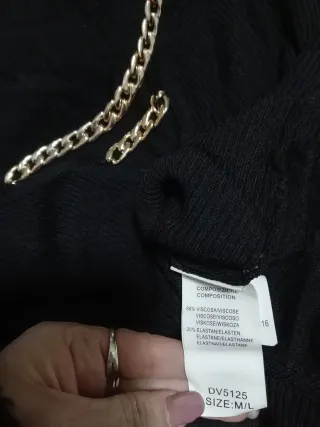 Maglia nera con catena oro