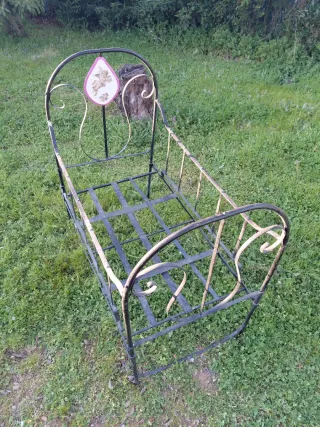 Cuna antigua de hierro forjado