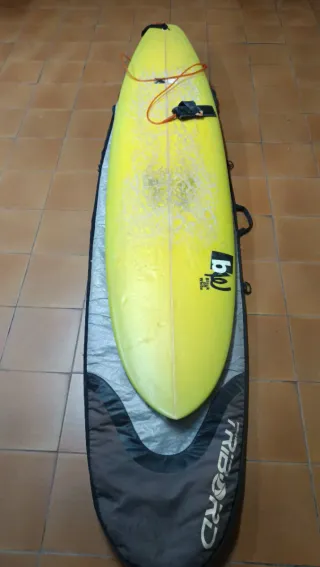 Tabla de surf verde con funda