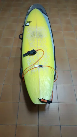 Tabla de surf verde con funda