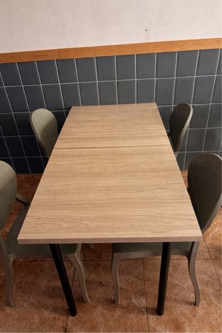 4 Mesas de madera y 9 Sillas Bar