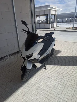 Keeway Maxi Scooter Automática Blanca