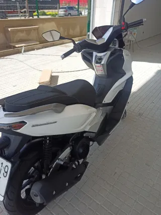 Keeway Maxi Scooter Automática Blanca