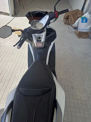 Keeway Maxi Scooter Automática Blanca