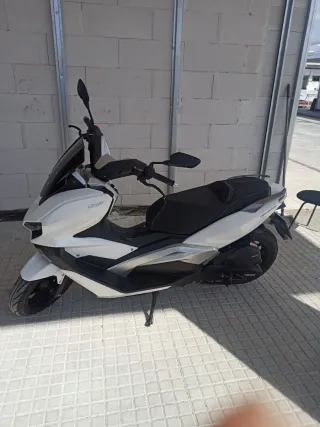 Keeway Maxi Scooter Automática Blanca
