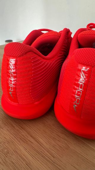 Zapatillas Nike Tenis Rojas y Plateadas Vapor 12