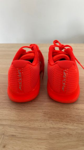 Zapatillas Nike Tenis Rojas y Plateadas Vapor 12