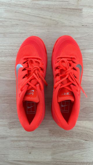 Zapatillas Nike Tenis Rojas y Plateadas Vapor 12