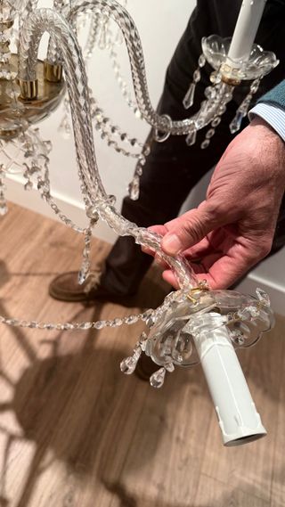 Elegante lámpara araña de cristal dorada