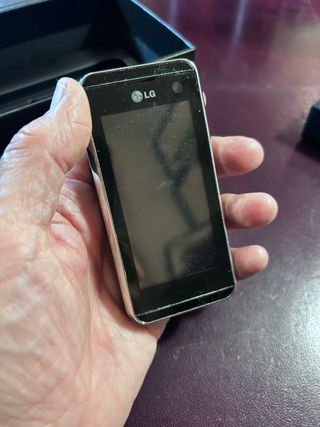 Móvil LG KF700 Plata y negro