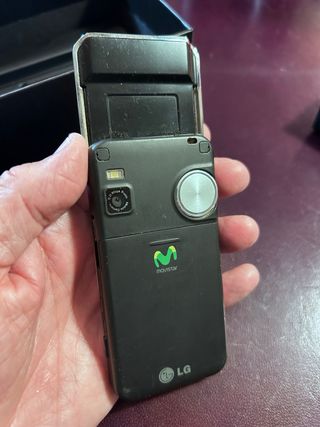 Móvil LG KF700 Plata y negro