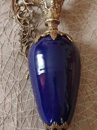 Antiguo jarrón ánfora de porcelana azul