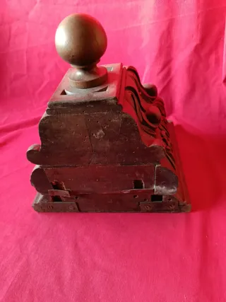 Mensula de madera tallada antigua