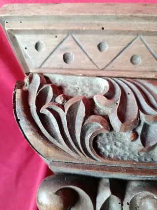 Mensula de madera tallada antigua