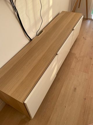 Mueble TV madera y blanco.