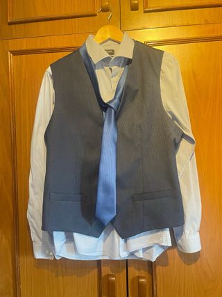 Camisa azul de vestir, corbata Chaleco Pantalón