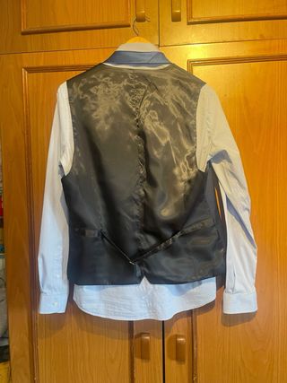 Camisa azul de vestir, corbata Chaleco Pantalón