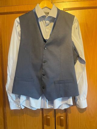 Camisa azul de vestir, corbata Chaleco Pantalón