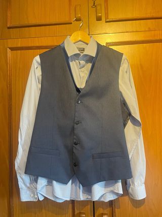 Camisa azul de vestir, corbata Chaleco Pantalón