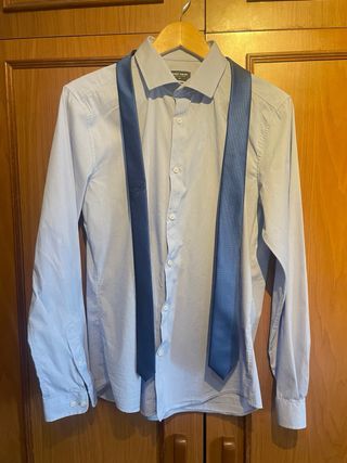 Camisa azul de vestir, corbata Chaleco Pantalón