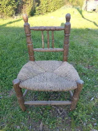Silla antigua de madera y yute