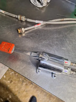 Grifo de pedal cromado