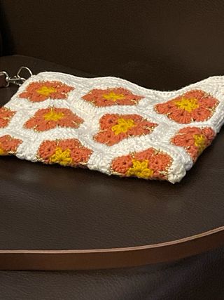 Bolso de crochet con flores beige y naranja