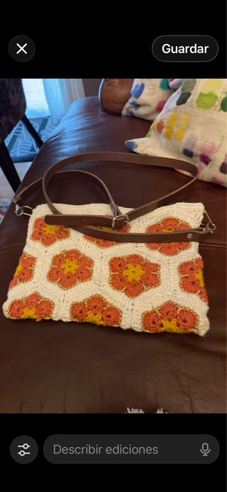Bolso de crochet con flores beige y naranja