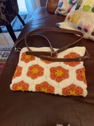 Bolso de crochet con flores beige y naranja