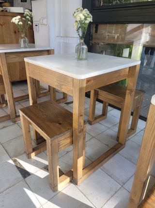 Tavolo e 2 panche in marmo e legno. Ci sono 3 set!