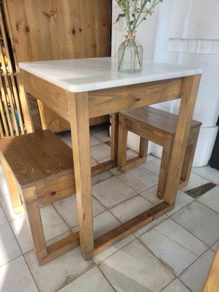 Tavolo e 2 panche in marmo e legno. Ci sono 3 set!