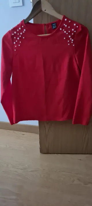 Blusa SHEIN roja con perlas Talla xs