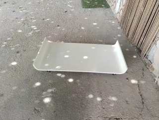 Mesa baja blanca de plástico