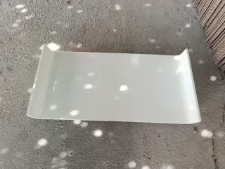 Mesa baja blanca de plástico