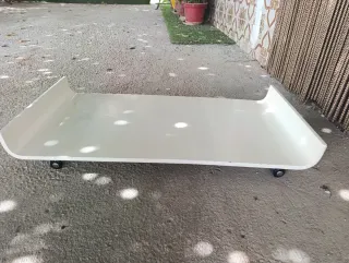 Mesa baja blanca de plástico